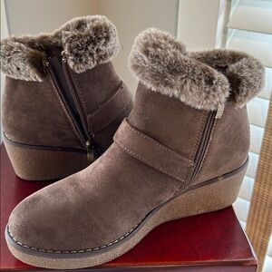 Wedge heel suede boots Fur trim  Sz 6.5 side zip Cushionaire Memory Foam Rhodes